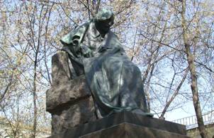 Памятник Н. В. Гоголю на Никитском бульваре в Москве.